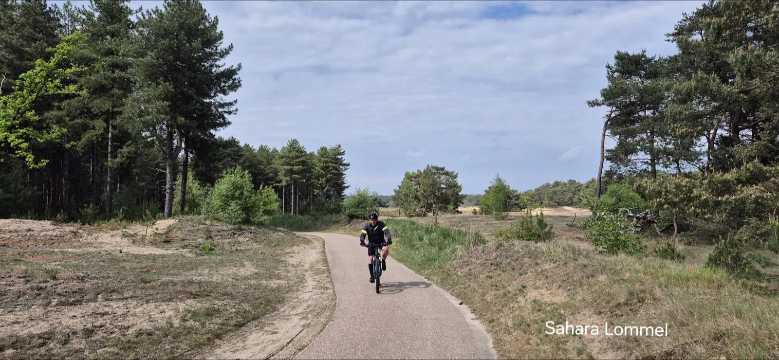 Mountainbiker op een route door de Kempen bij Luyksgestel
