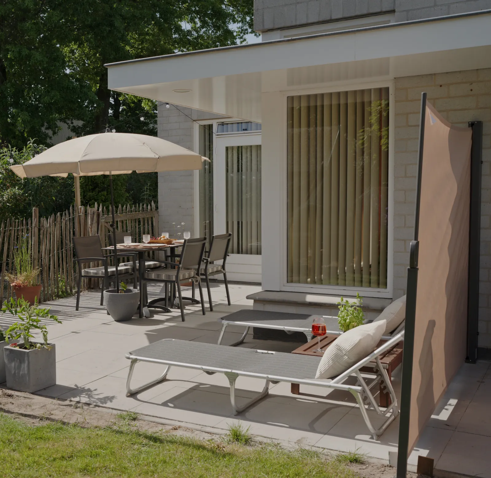Het zonnige terras van Gastenverblijf De Zoef